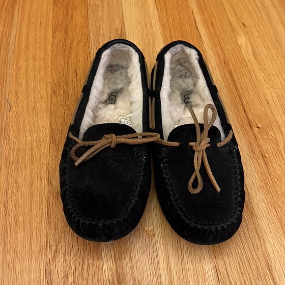 UGG SLIPPERS - Size 7 - Picture 2 of 5
